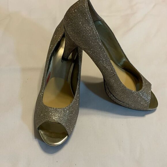 Bandolina Size 9 open-toe gold metallic heels. - Picture 1 of 11
